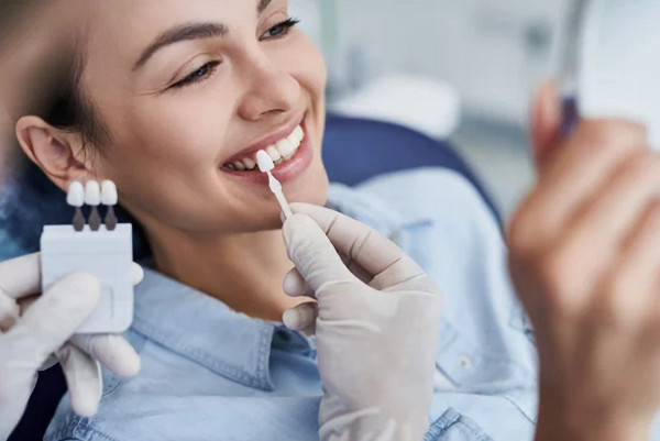 Ihre Zahnarztpraxis in Hildesheim - Zahnersatz - Je nach Anzahl und Art der beschädigten Zähne, finden wir die für Sie am besten geeignete Möglichkeit.